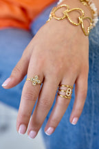 Anello vistoso con intarsio a forma di trifoglio.