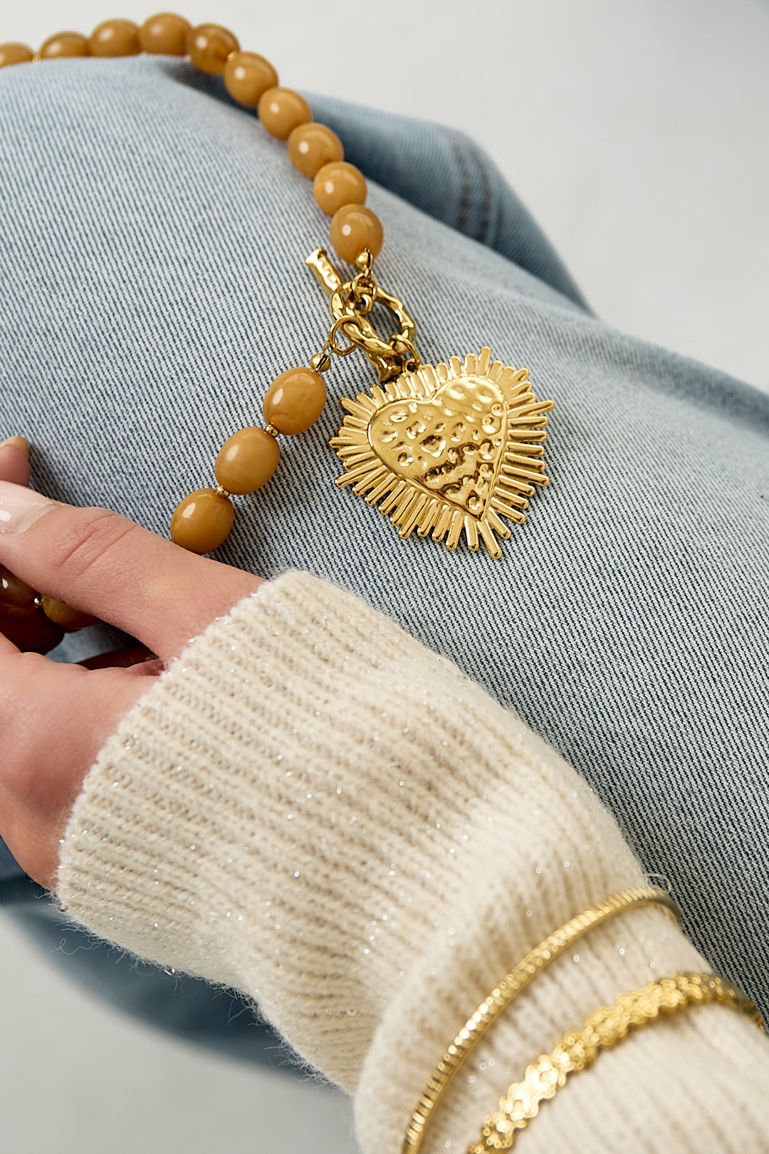Collana di perline con ciondolo di chiusura frontale