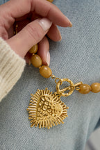 Collana di perline con ciondolo di chiusura frontale
