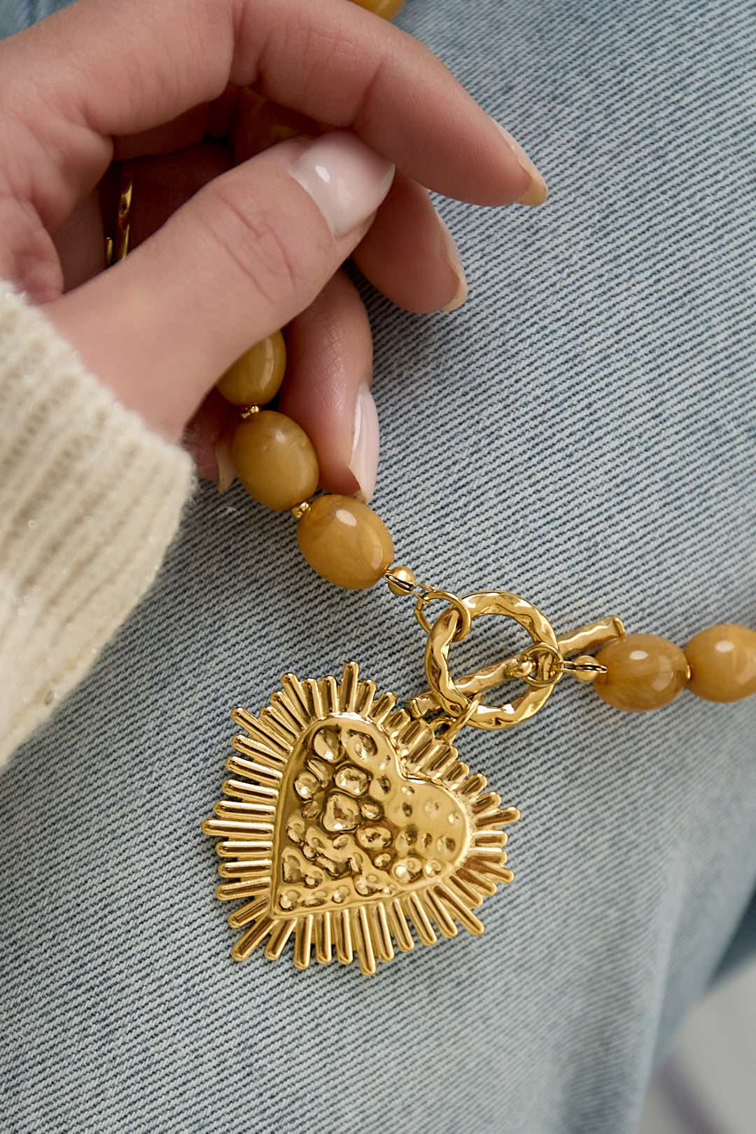Collana di perline con ciondolo di chiusura frontale