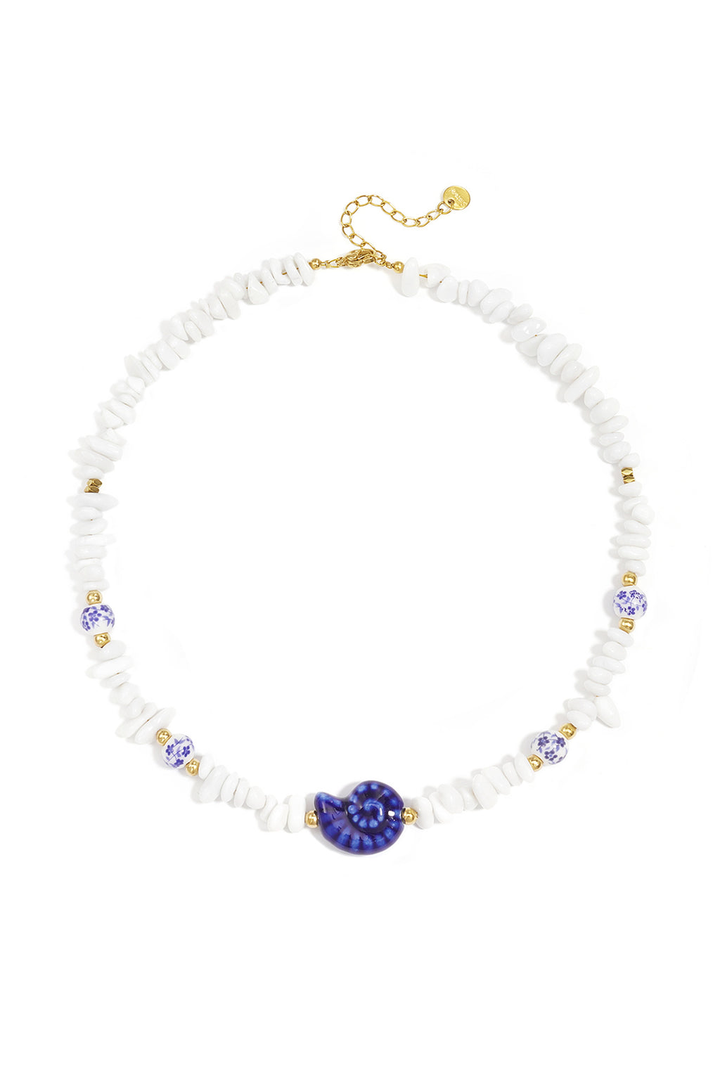 Collana con perline di pietra, perline bianche con fiori blu e conchiglia vistosa