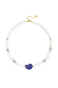 Collana con perline di pietra, perline bianche con fiori blu e conchiglia vistosa