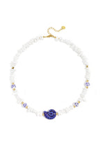 Collana con perline di pietra, perline bianche con fiori blu e conchiglia vistosa