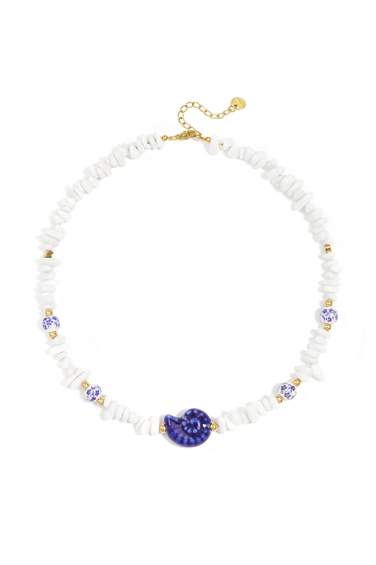 Collana con perline di pietra, perline bianche con fiori blu e conchiglia vistosa