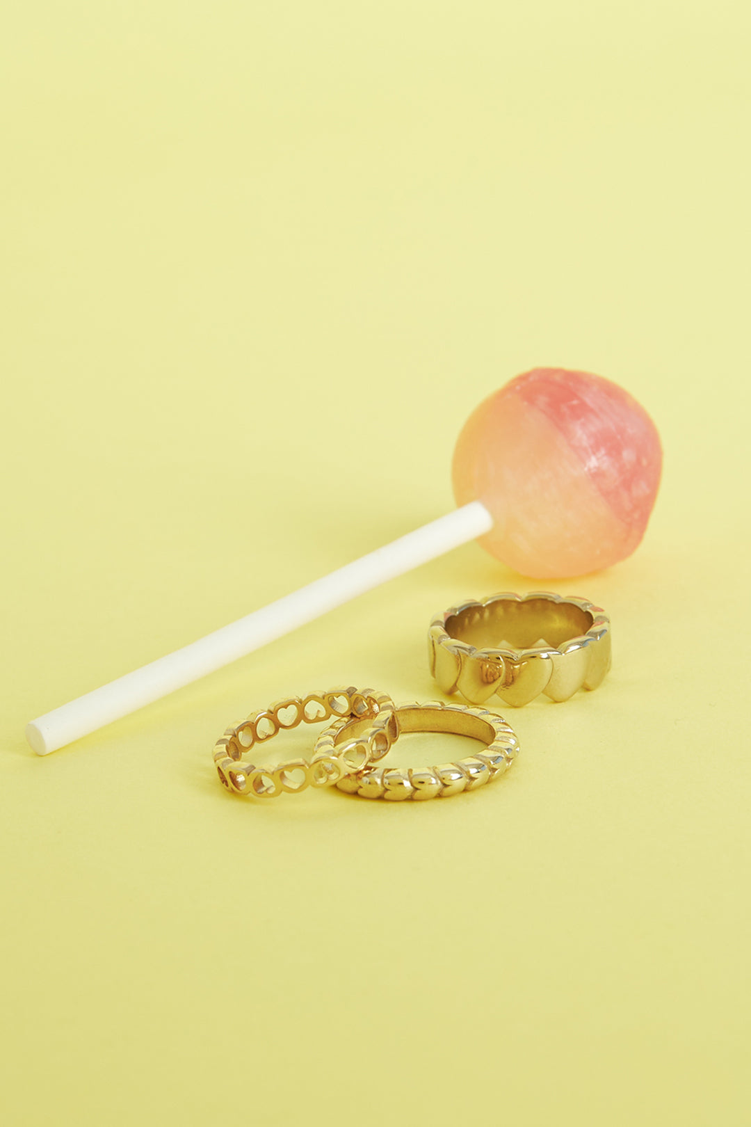 Anello con una fila di cuori vuoti