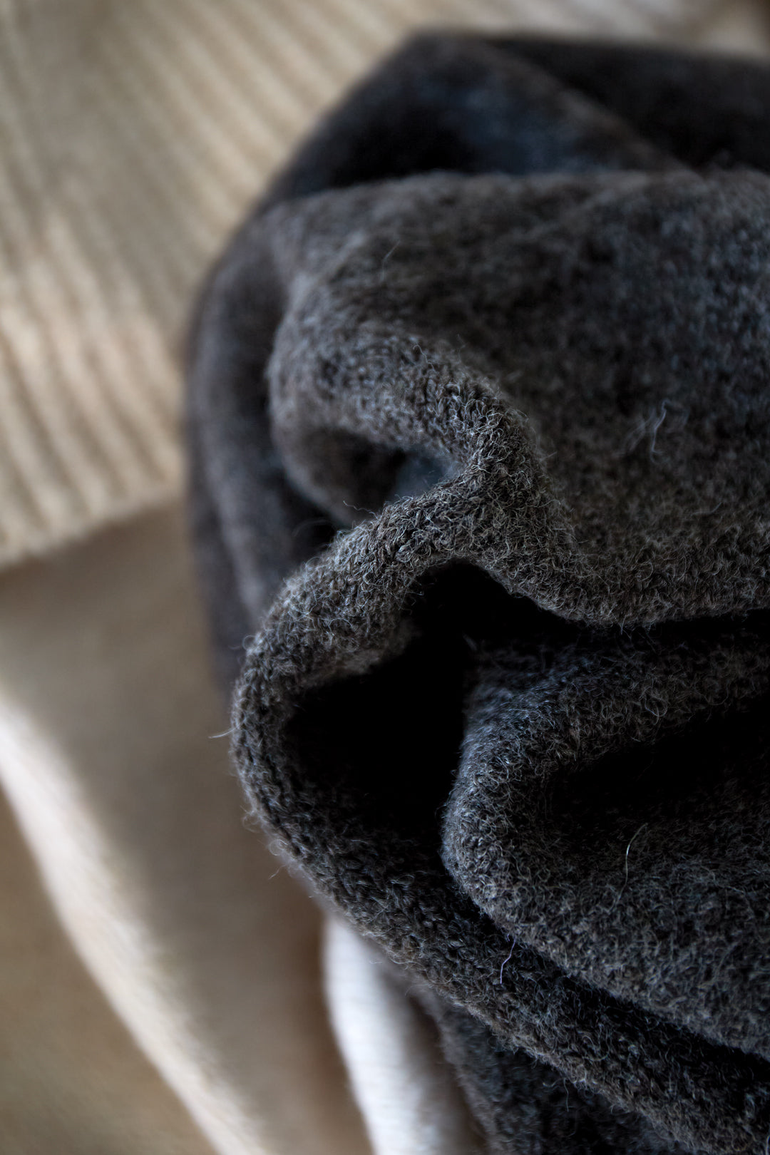 Maglione Donna a Spalla Scoperta in Fibra di Poliestere Intrecciata Elegante Colore Puro