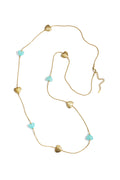 Collana lunga con perline di varie forme e dimensioni