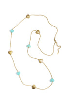 Collana lunga con perline di varie forme e dimensioni