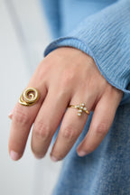 Anello vistoso con croce e pietre