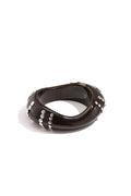 Bracciale rigido in resina con borchie a righe.