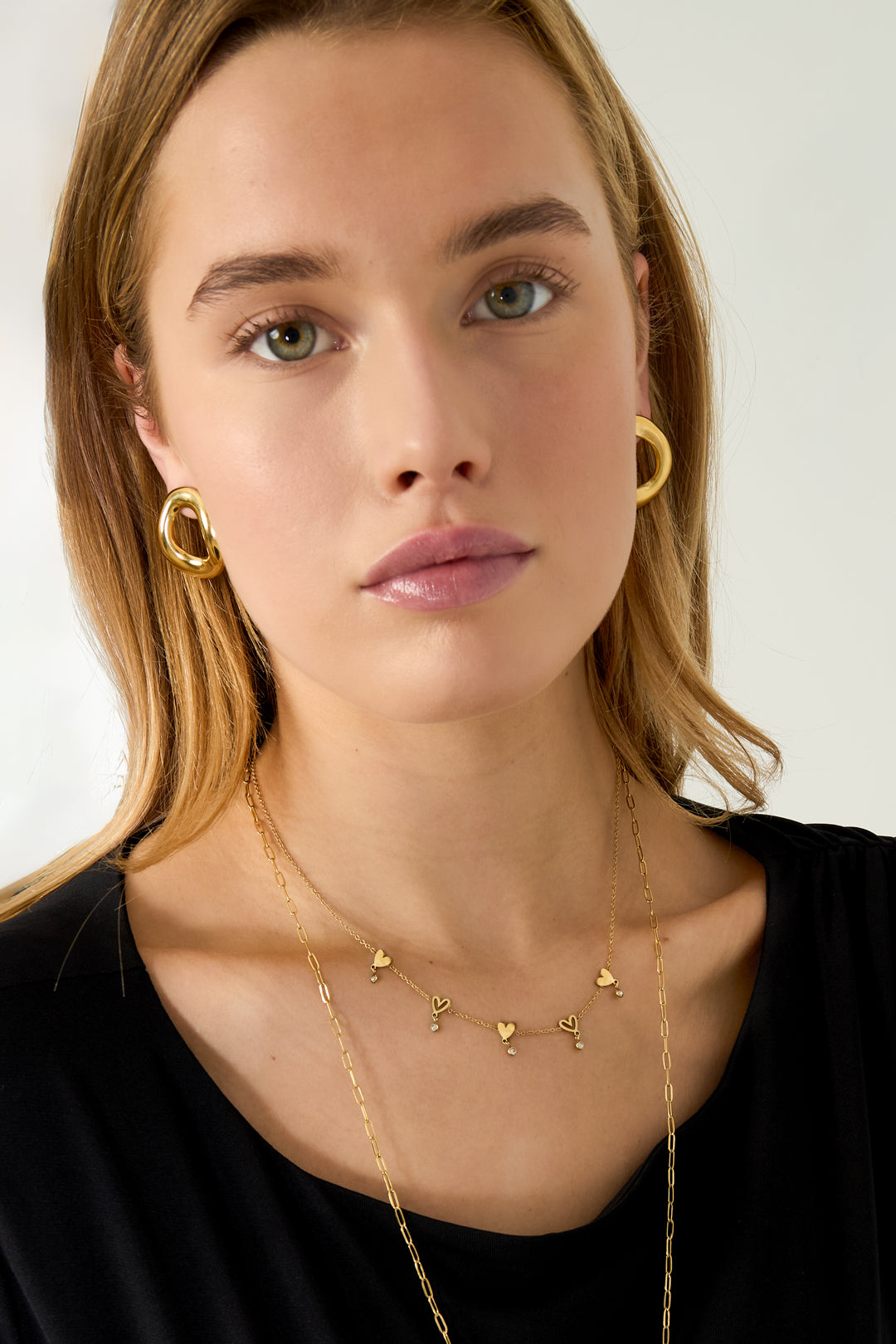 Collana con cuori alternati e pietre pendenti
