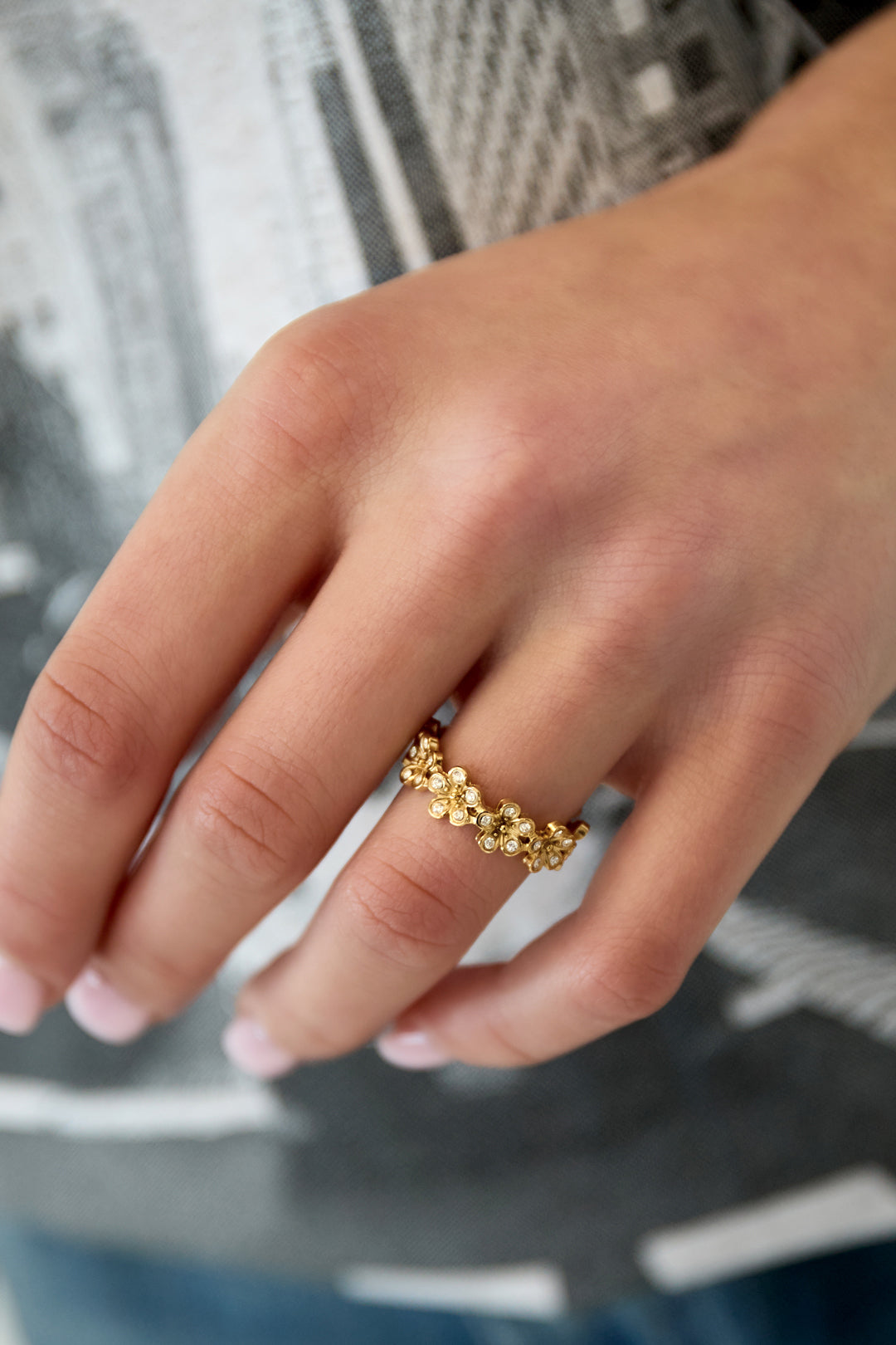 Anello a forma di margherita con pietre