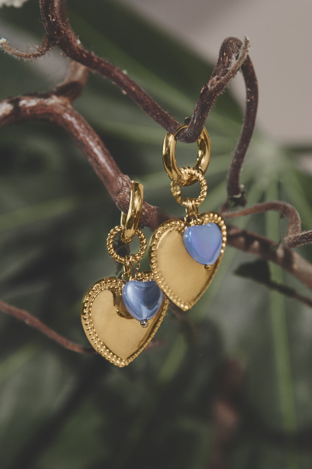 Orecchini a cerchio con ciondolo a cuore e perlina sull'anello