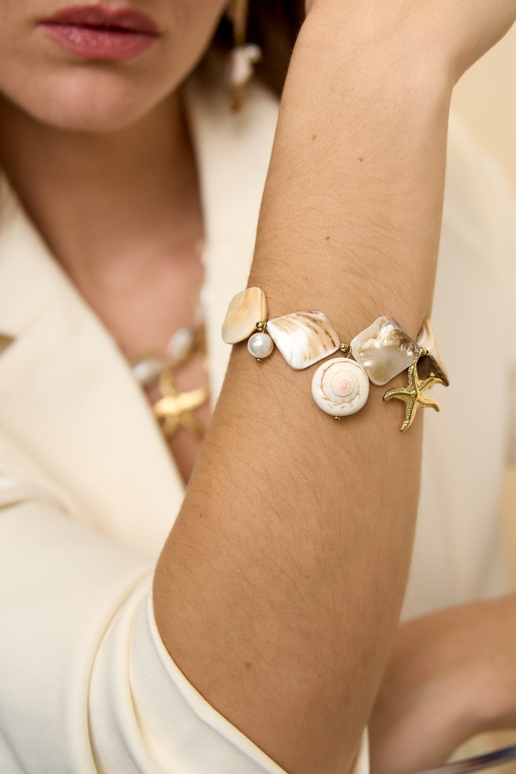 Bracciale con conchiglie, ciondoli marini e perline dorate