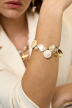 Bracciale con conchiglie, ciondoli marini e perline dorate