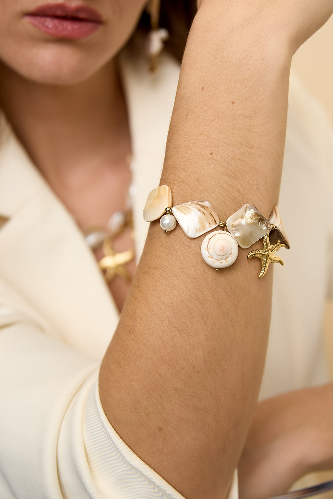 Bracciale con conchiglie, ciondoli marini e perline dorate