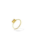 Anello con pietra rettangolare importante