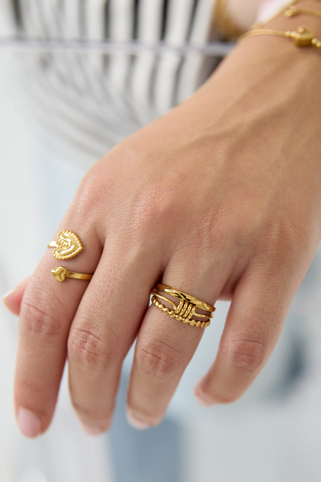 Anello a strati con dettaglio intrecciato minimalista