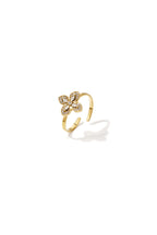Anello vistoso con intarsio a forma di trifoglio.