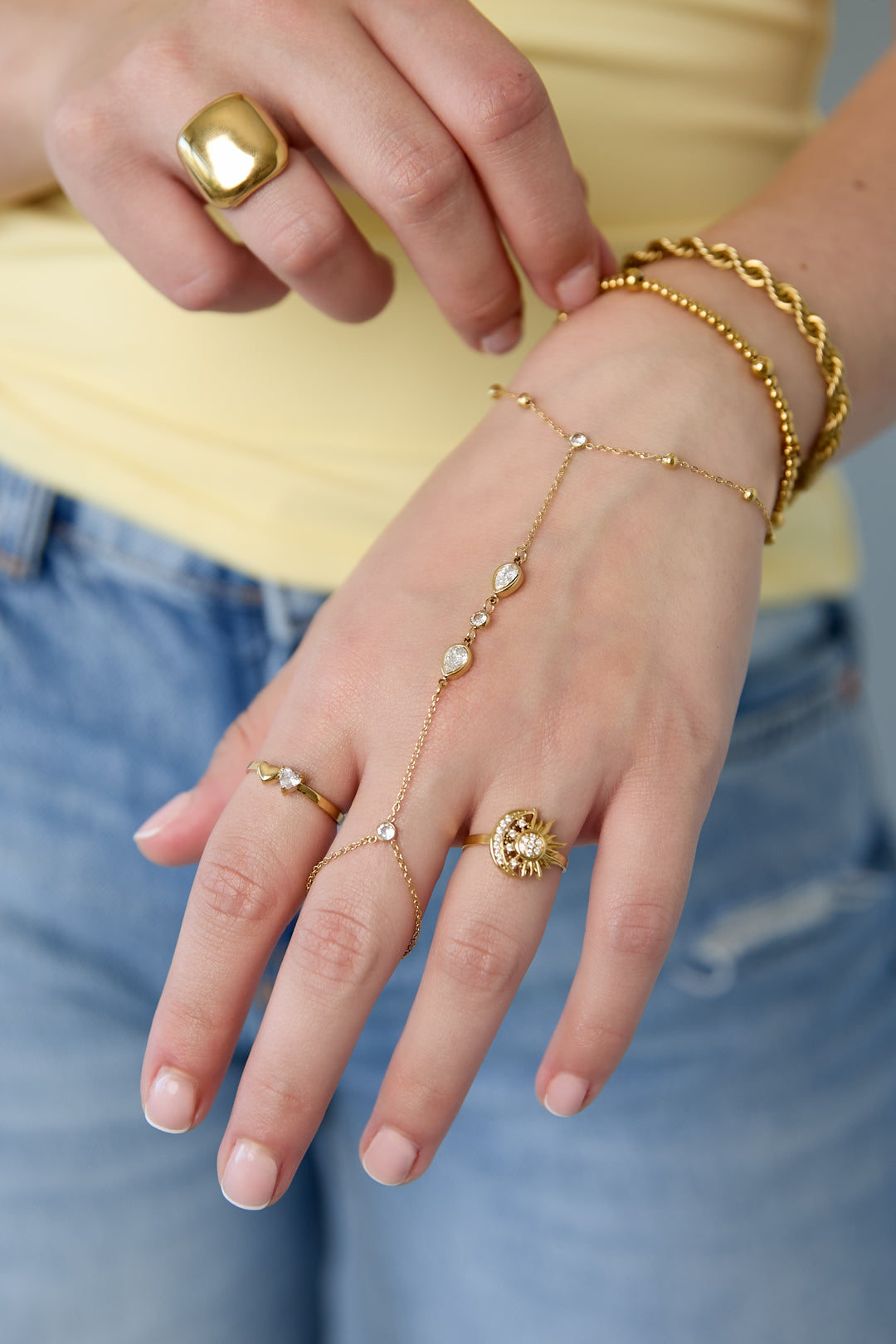 Collana con pietre decorative a forma di goccia