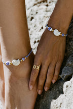 Bracciale a corda con perline a forma di conchiglia e di fiori