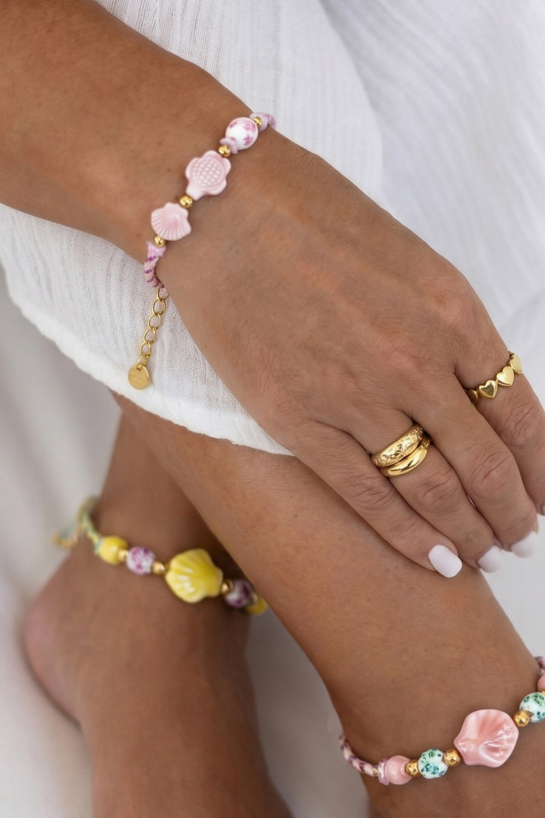 Bracciale con perline a forma di tartaruga e conchiglia e motivo a corda