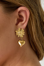 Orecchini a forma di fiore con cuore pendente