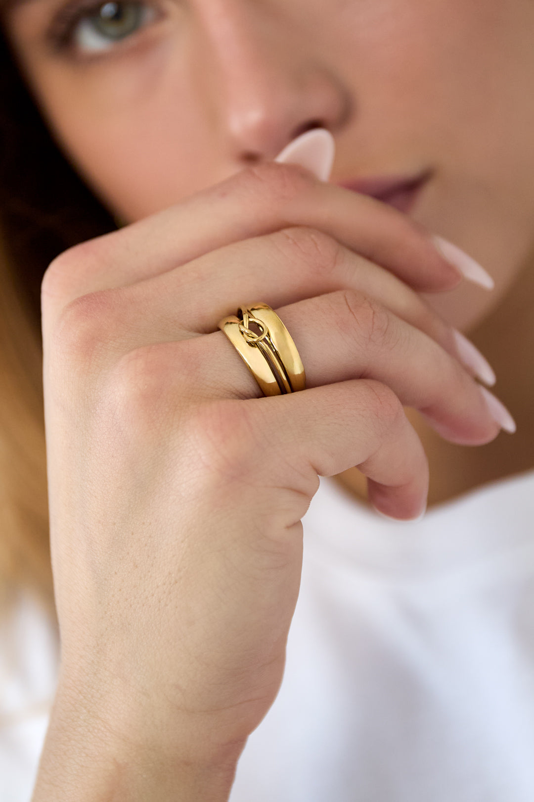 Anello a strati con dettaglio intrecciato minimalista