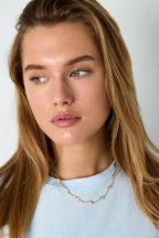 Collana con motivo a zigzag e pietre