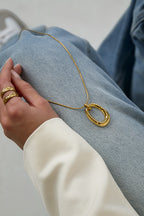 Collana lunga con pendente ovale a righe