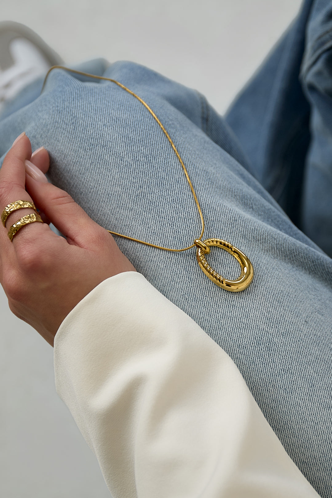 Collana lunga con pendente ovale a righe