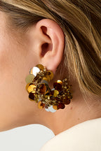 Orecchini a cerchio realizzati con paillettes e perline