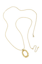 Collana lunga con pendente ovale a righe