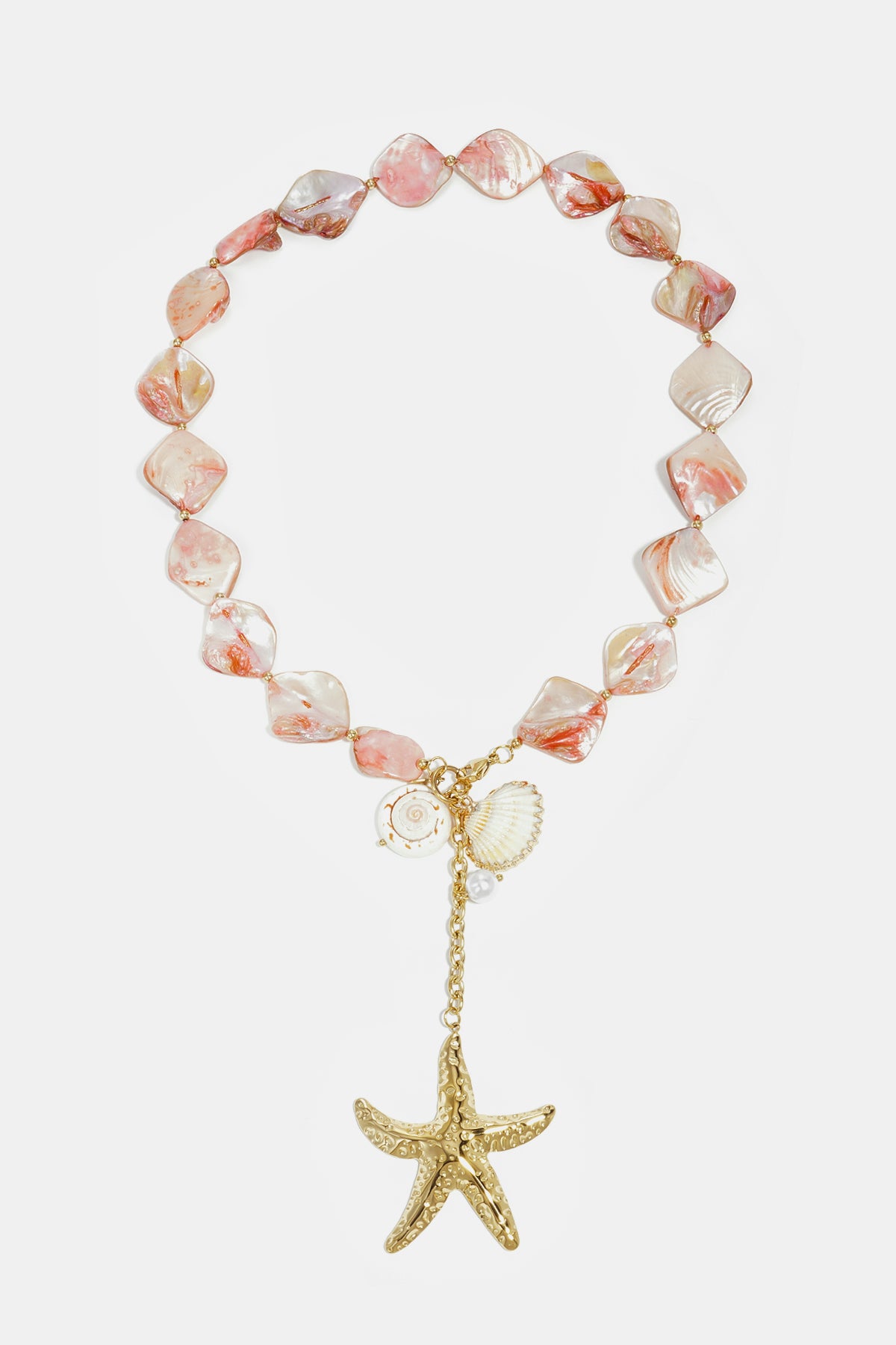 Collana con perline di conchiglia, ciondoli e una stella marina pendente.