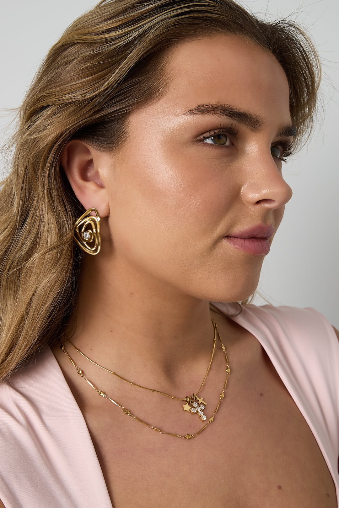 Collana con ciondoli a forma di croce e stella