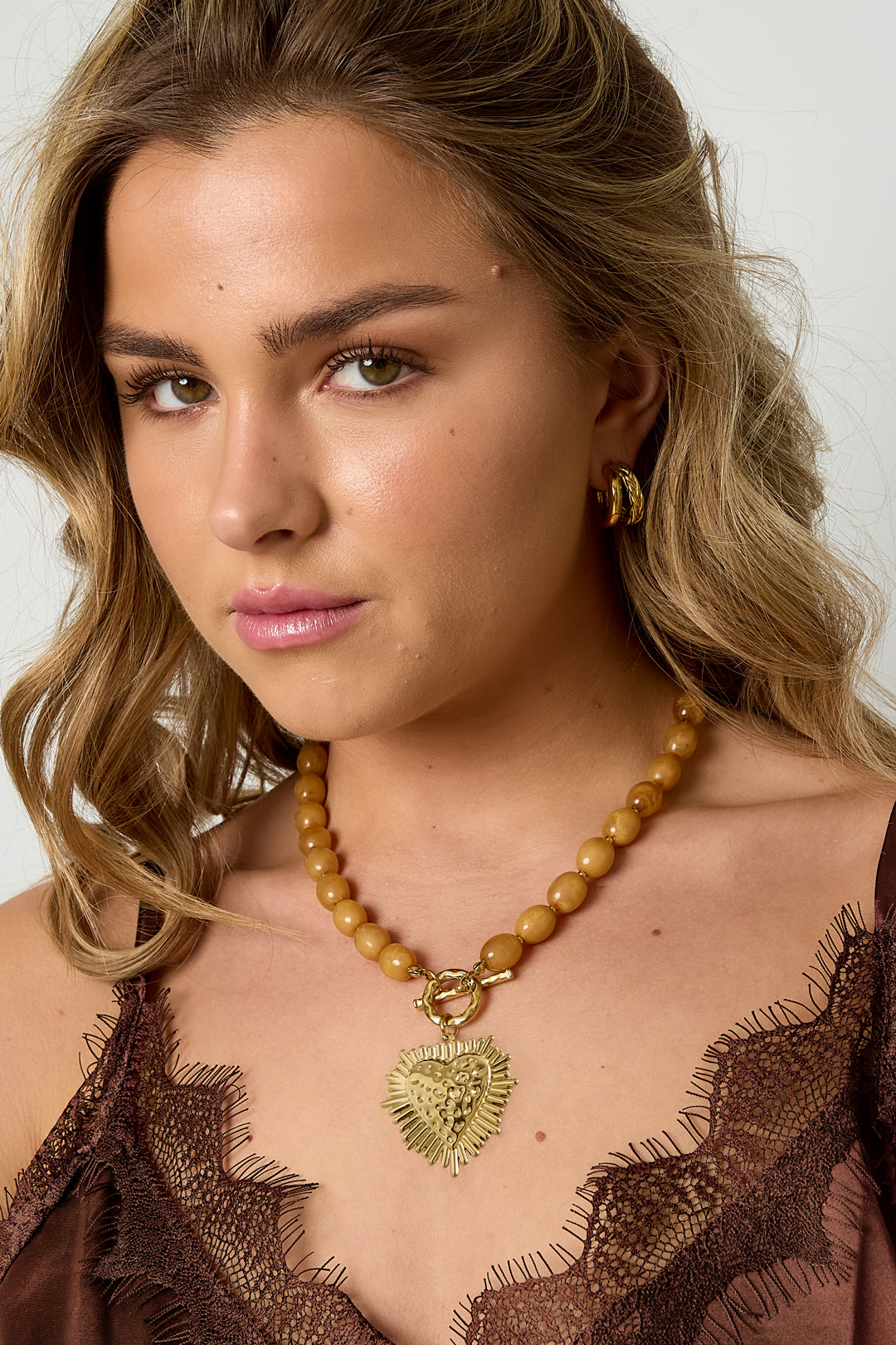 Collana di perline con ciondolo di chiusura frontale