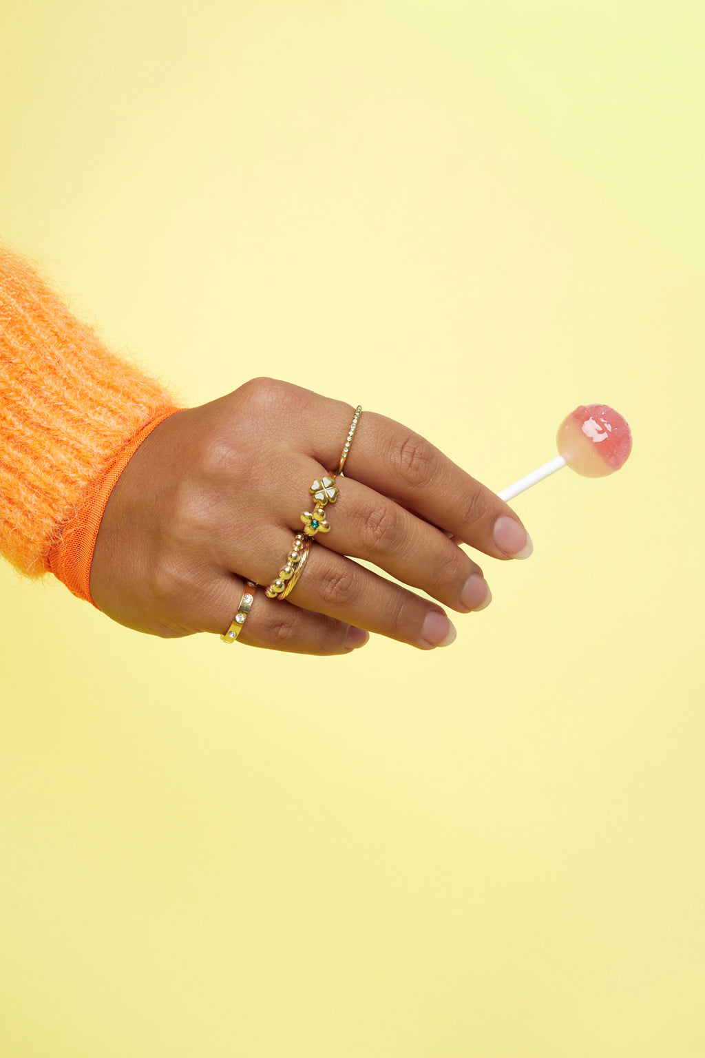 Anello minimalista con strisce