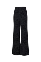 Pantaloni in rete con stampa floreale in pelle scamosciata pensati per abbinarsi