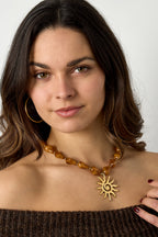 Collana di perline con ciondolo a forma di sole