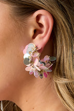 Orecchini a cerchio realizzati con paillettes e perline