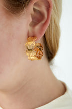 orecchini a cerchio con conchiglie