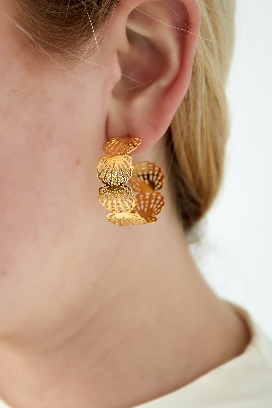 orecchini a cerchio con conchiglie