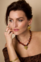 Collana di perline con perline dalla forma naturale e un cuore pendente.