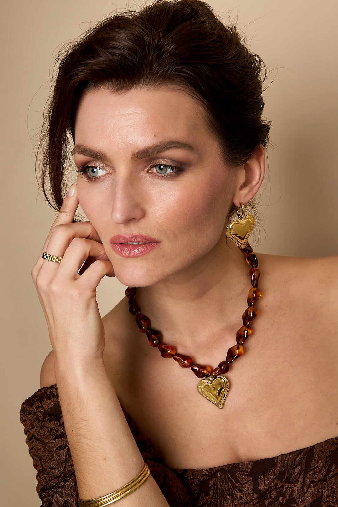 Collana di perline con perline dalla forma naturale e un cuore pendente.