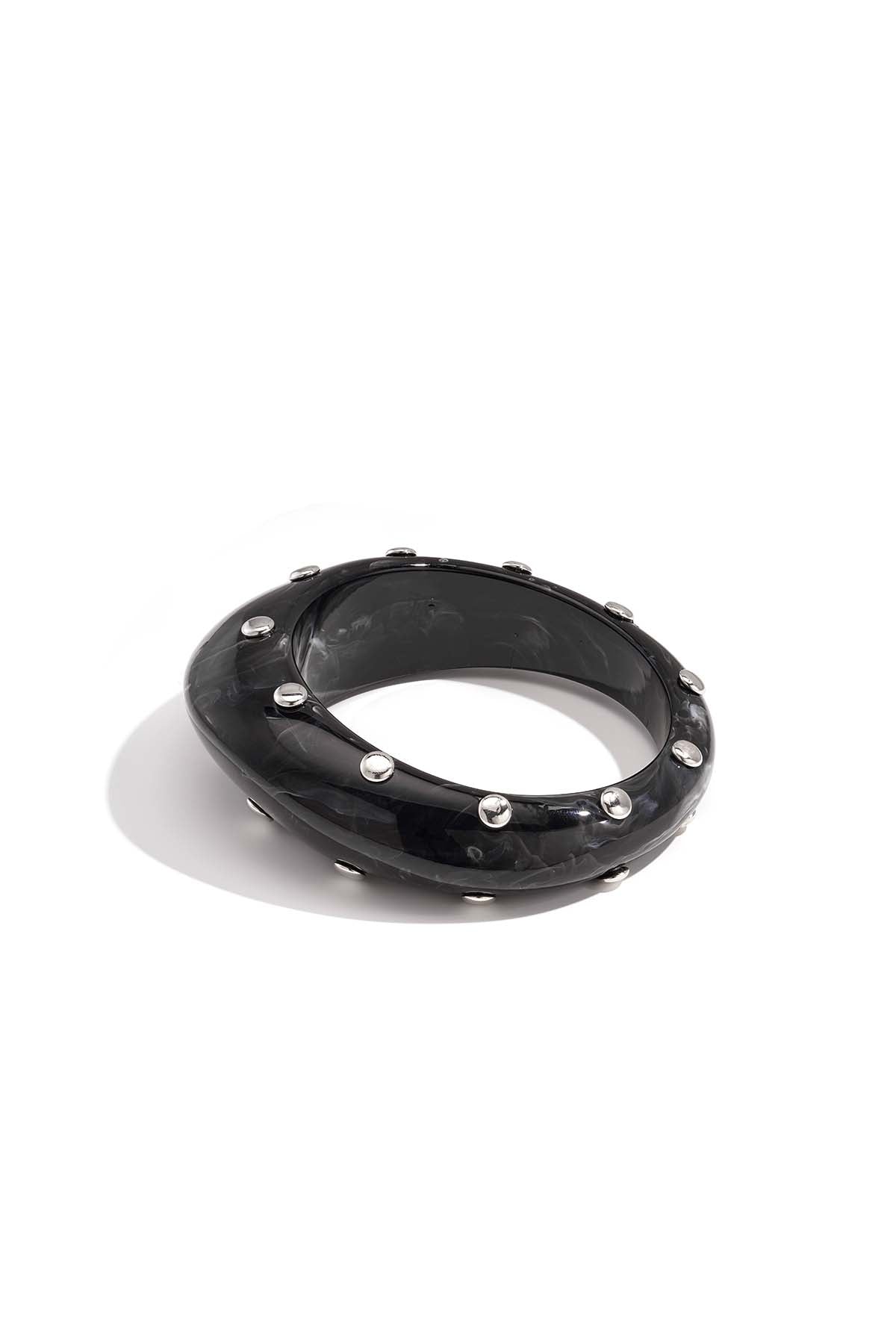 Bracciale rigido in resina con borchie