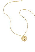 Collana con dettagli piatti e grande pendente
