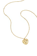 Collana con dettagli piatti e grande pendente