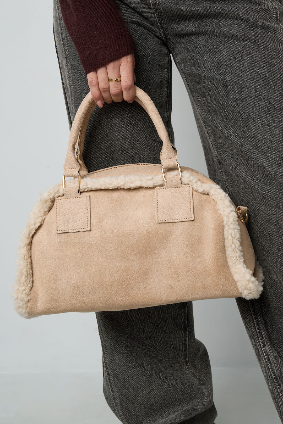 Borsa a tracolla con dettagli in peluche