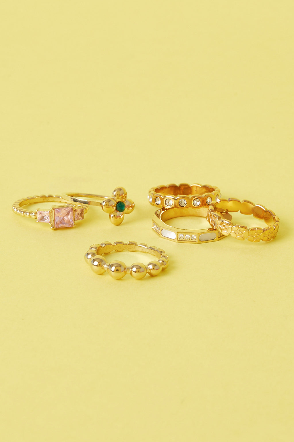 Anello importante con trifoglio e pietra