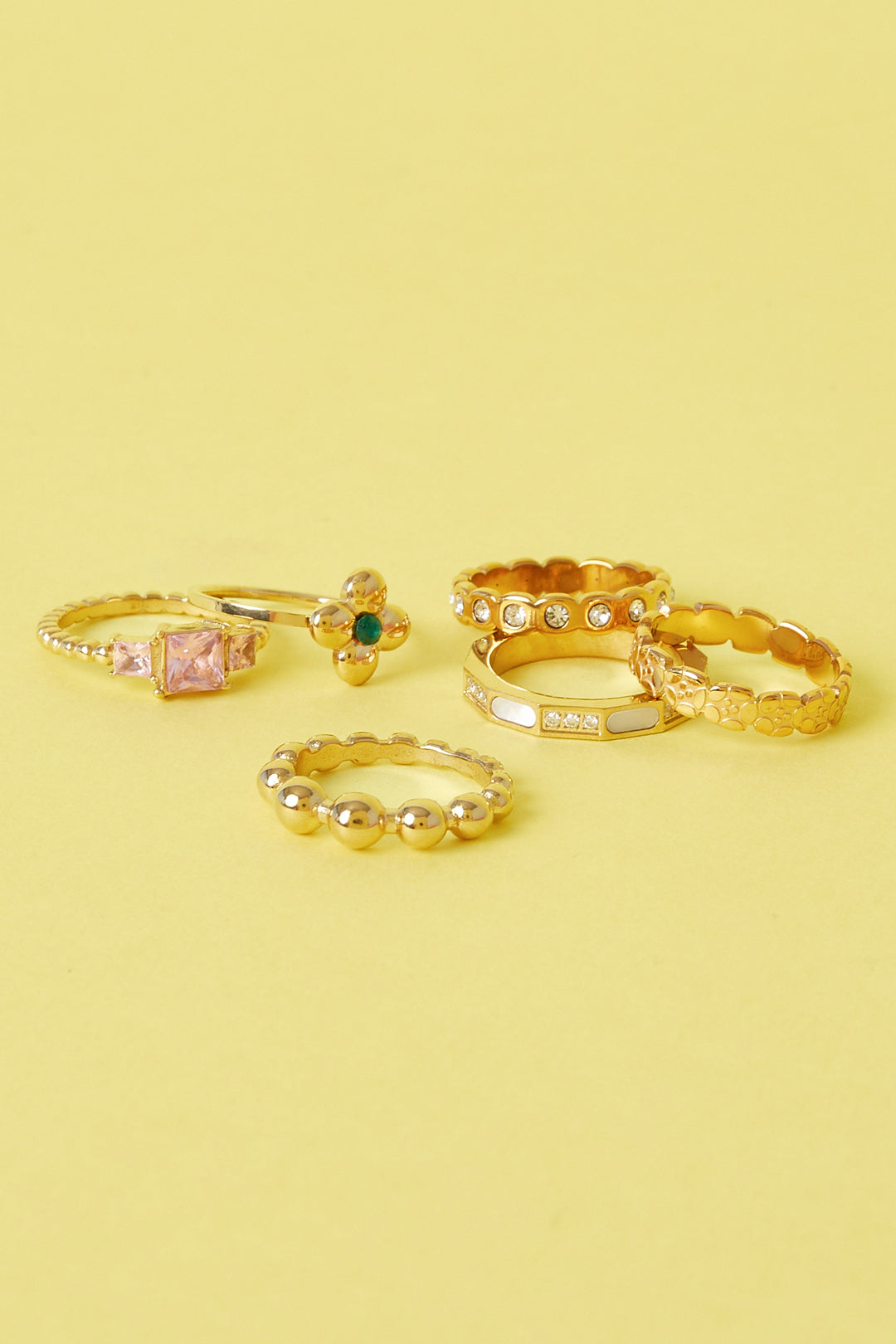 Anello importante con trifoglio e pietra